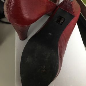 Le Chateau Red Leather peep toed shoe - size 8- approx 3-4 inch heels